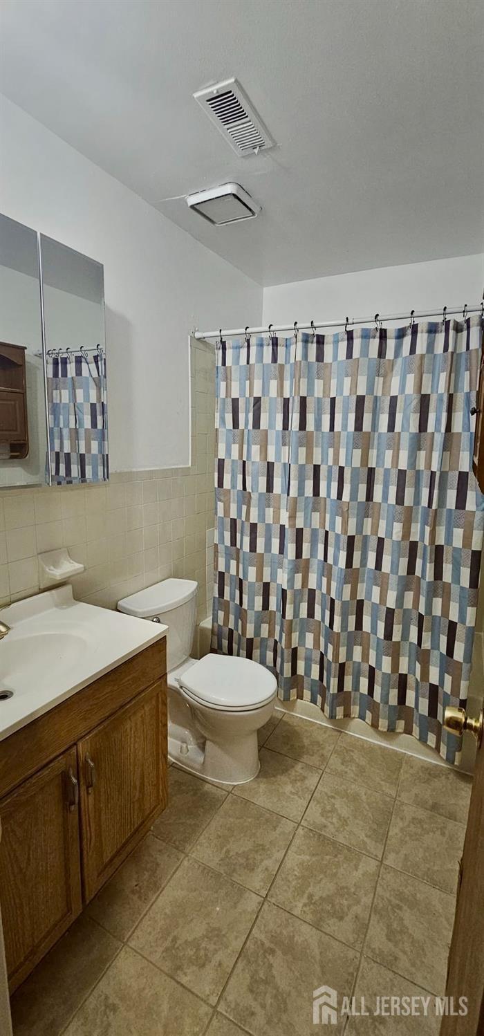 Raspberry Ct, Edison, NJ 08817