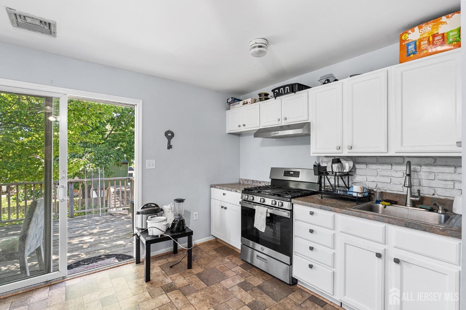 W Edward St, Iselin, NJ 08830