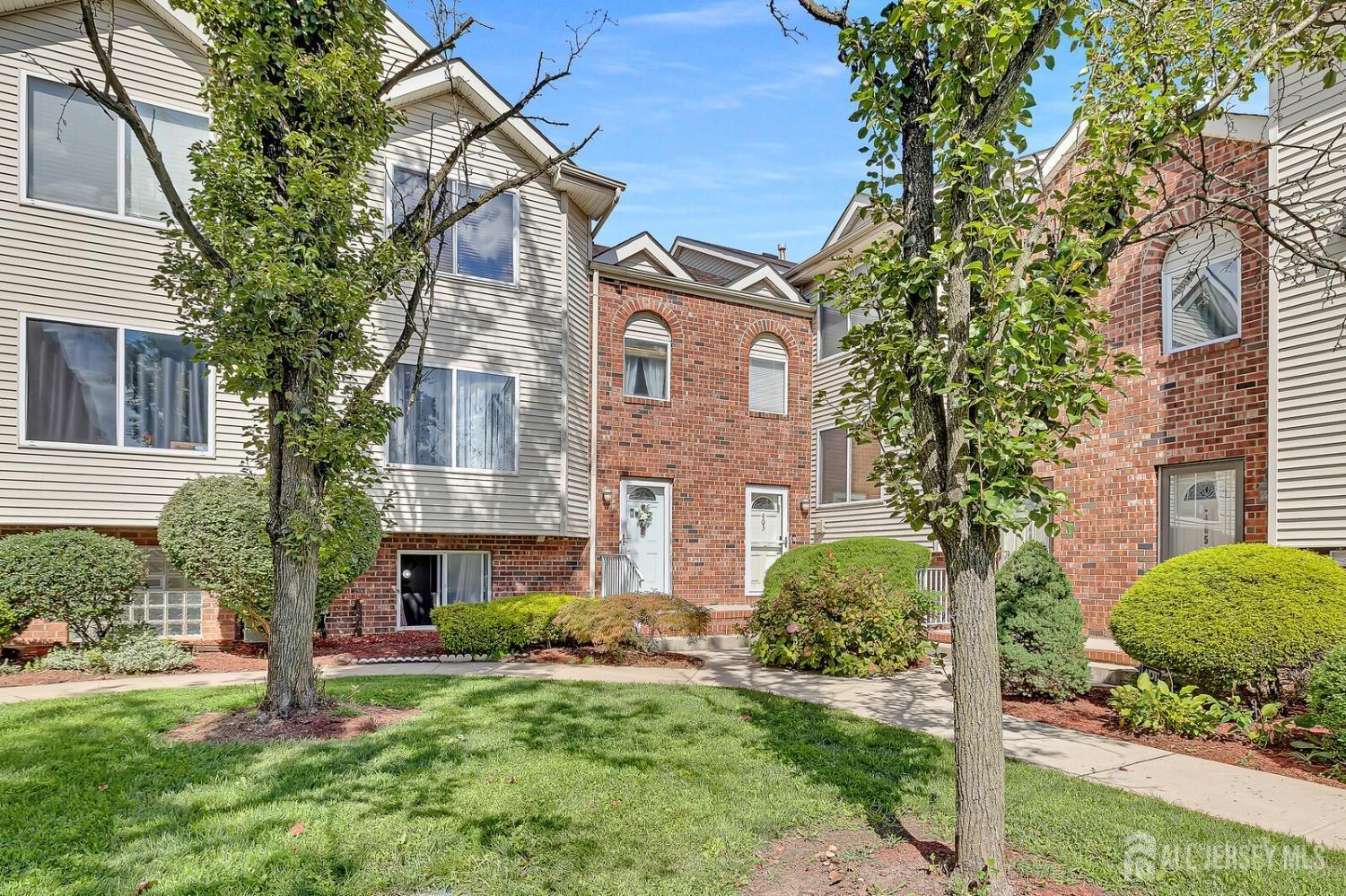 Holly Dr, Perth Amboy, NJ 08861