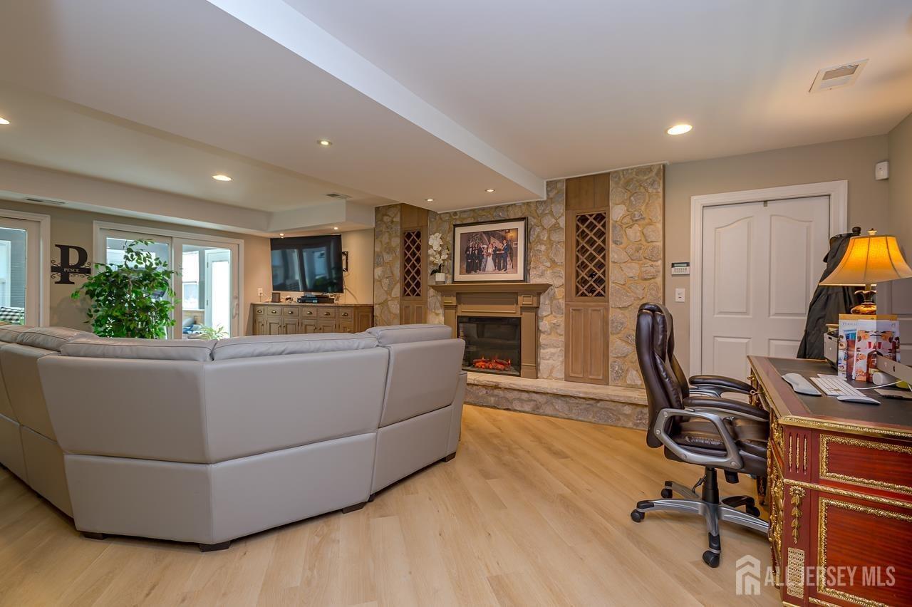 Holly Dr, Parlin, NJ 08859