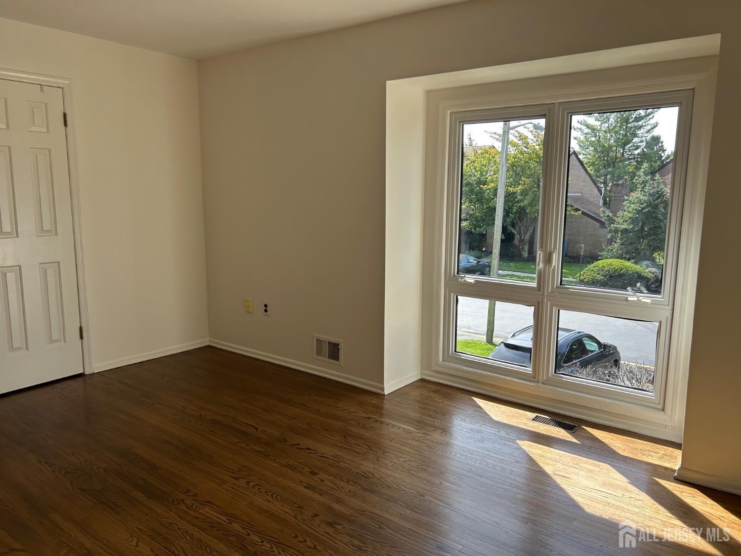 Willowbrook Dr, North Brunswick, NJ 08902