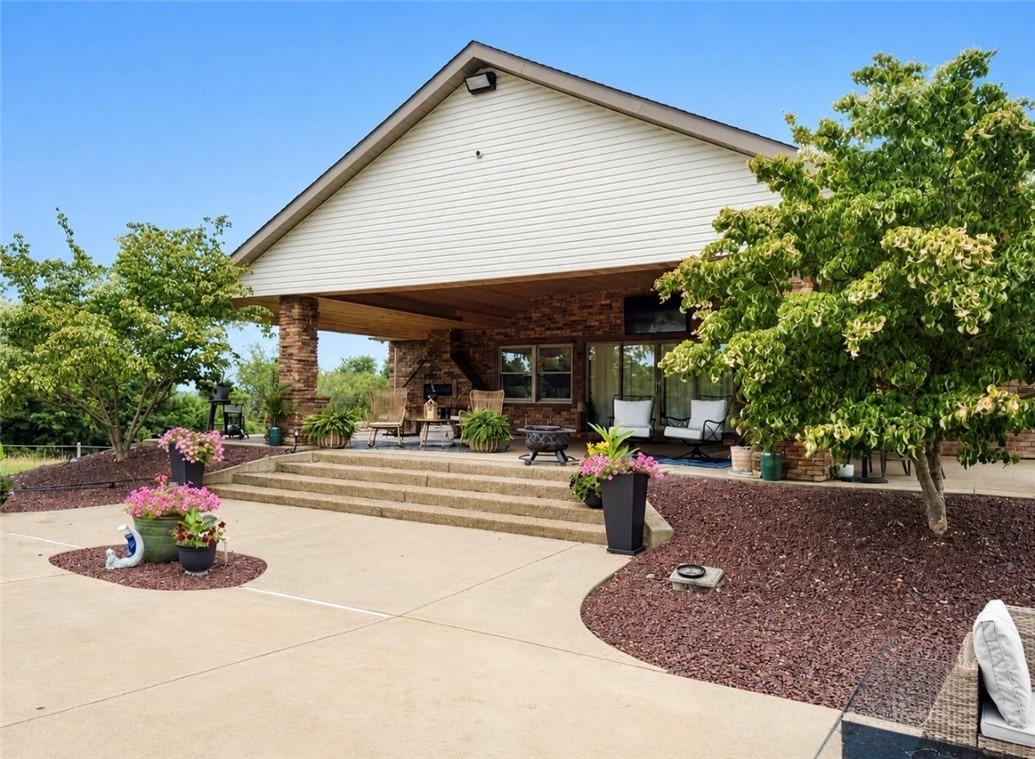 Sutton Ln, Washington, PA 15301