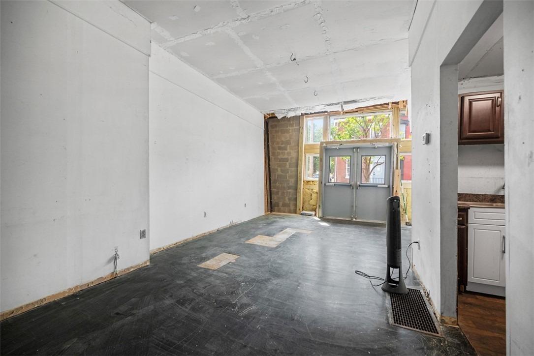 Seneca St, Pittsburgh, PA 15219