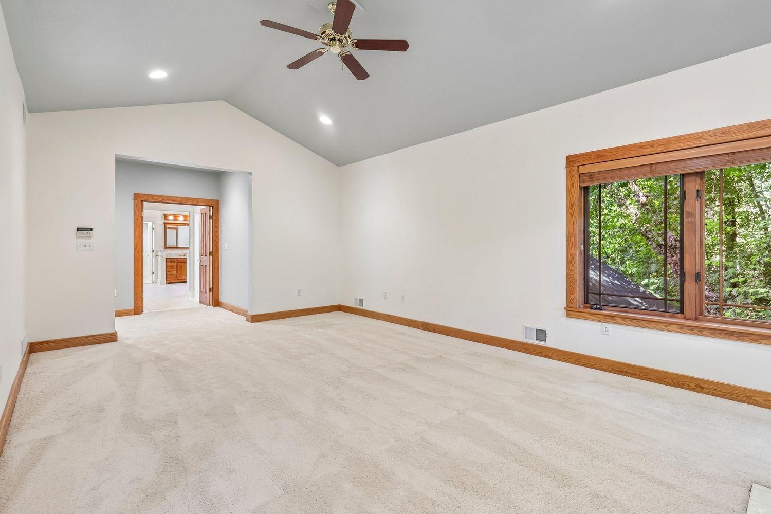 Twin Oaks Ln, Trafford, PA 15085