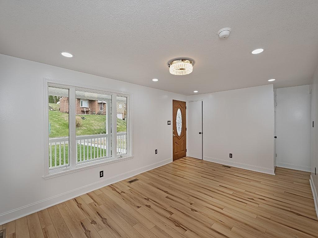 Creston Dr, West Mifflin, PA 15122