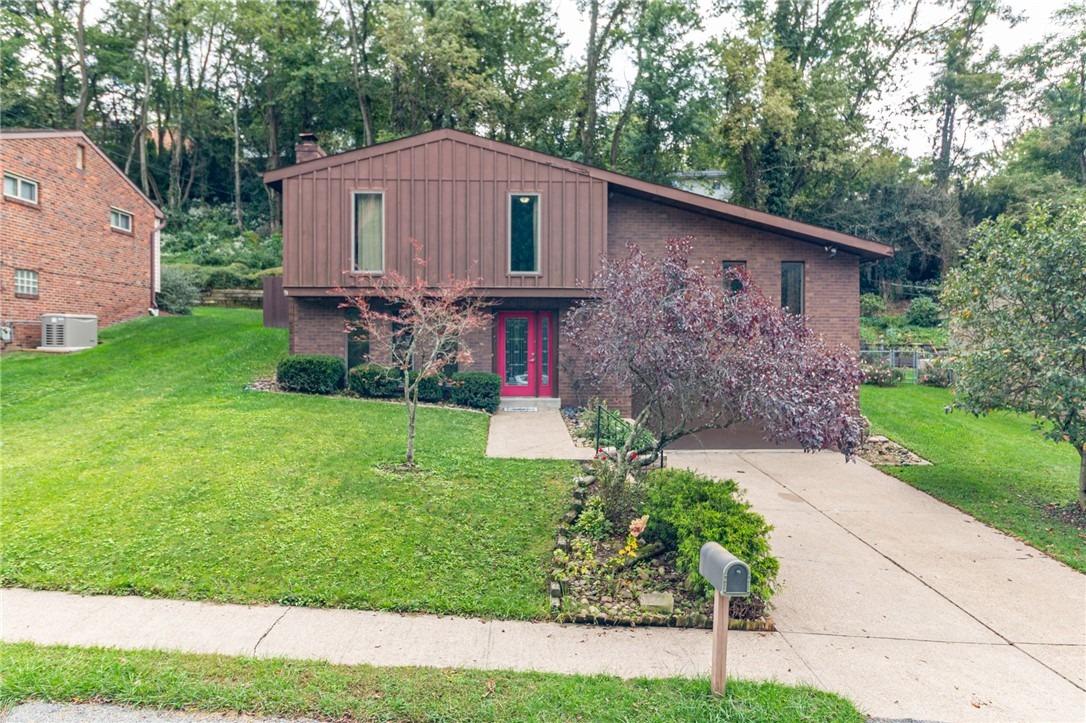 Larchwood Dr, Turtle Creek, PA 15145