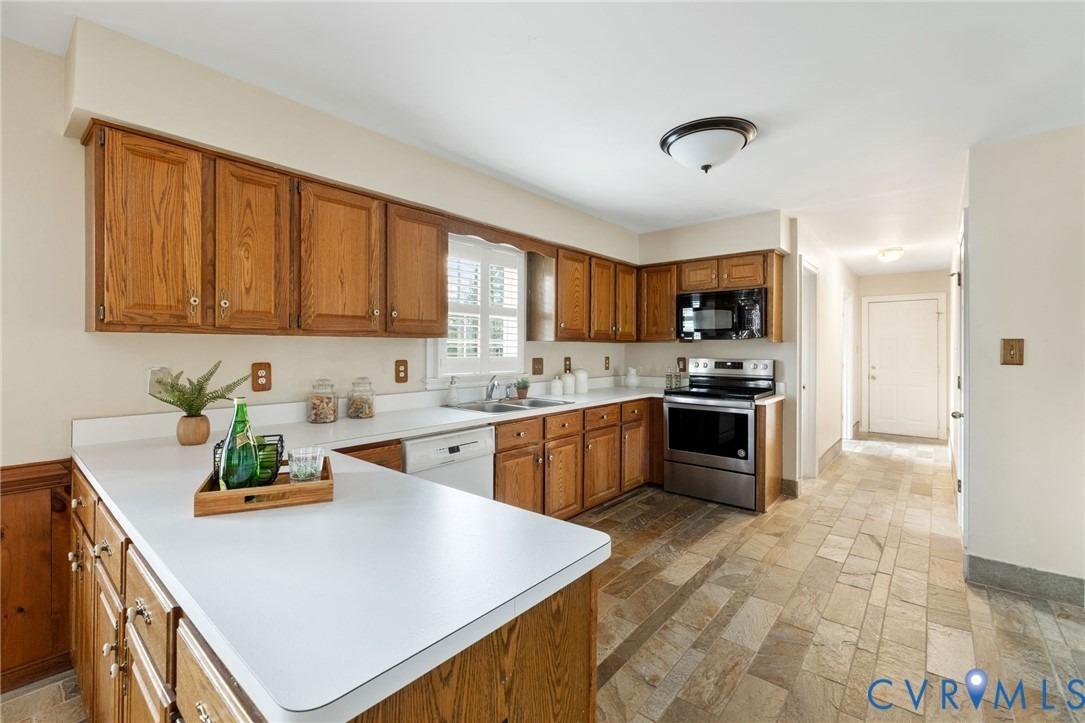 Hickory Dr, Manakin Sabot, VA 23103