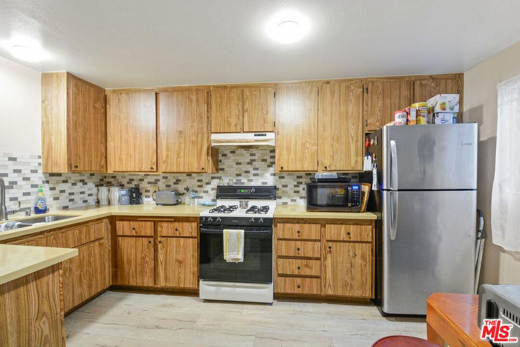 S Acacia Ave, Compton, CA 90220