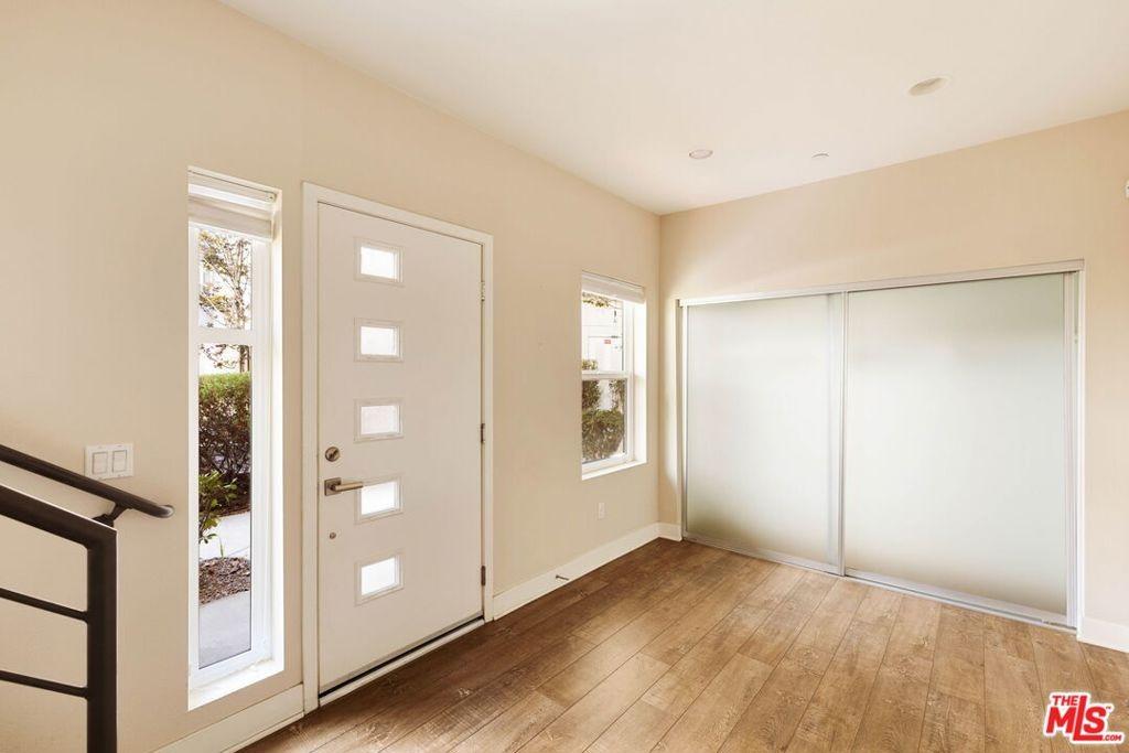 Waverly Dr, Los Angeles, CA 90039