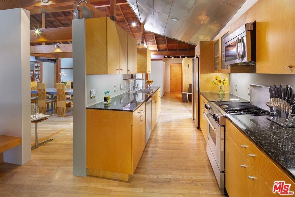 Oletha Ln, Los Angeles, CA 90077