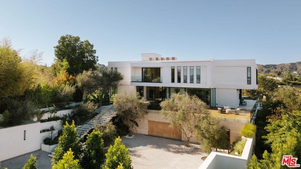 Royal Oak Rd, Encino, CA 91436