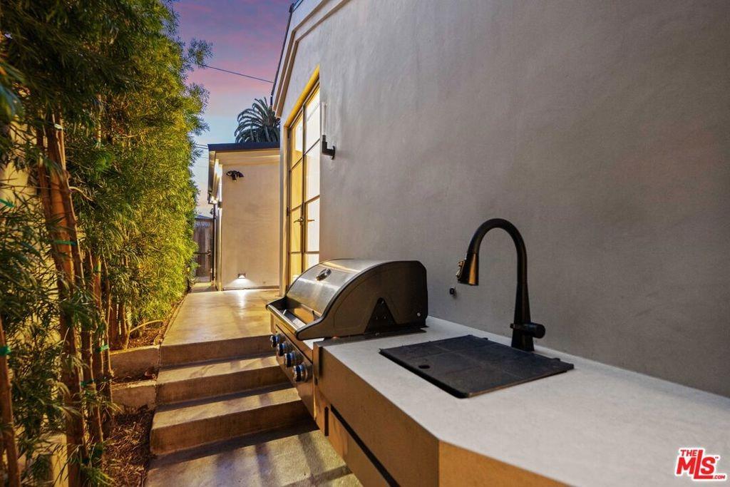 Sunset Ave, Venice, CA 90291