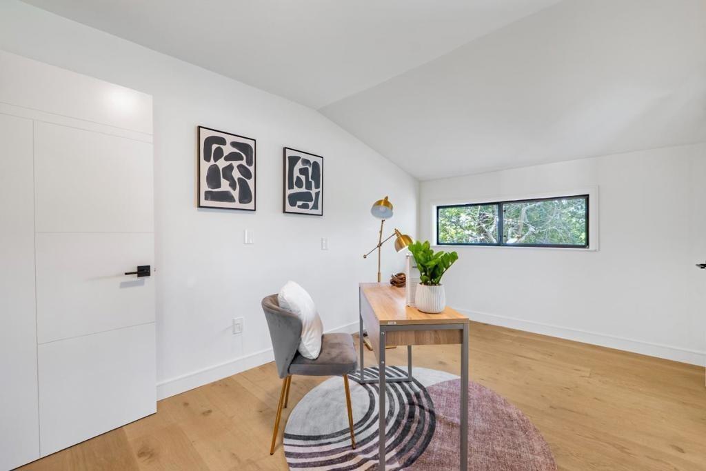 Sun Valley Dr, Oakland, CA 94605