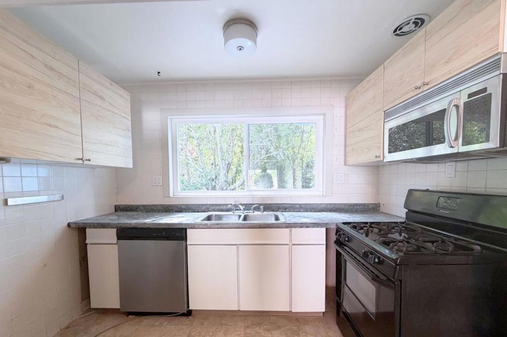Rockaway Beach Ave, Pacifica, CA 94044
