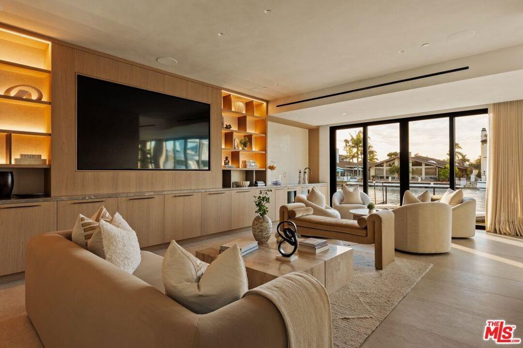 Easter Cir, Huntington Beach, CA 92649