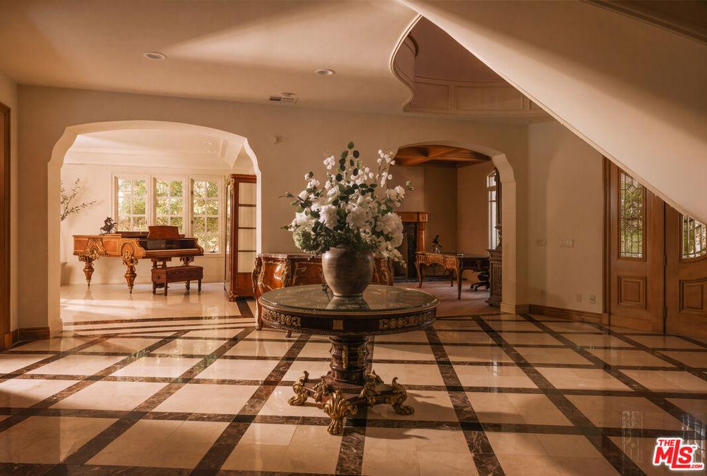 Hayvenhurst Dr, Encino, CA 91436