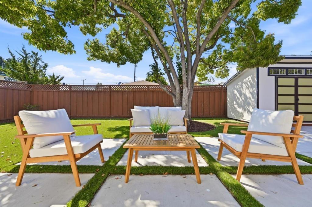 Flynn Ave, Redwood City, CA 94063