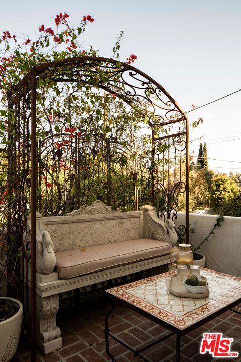 Redesdale Ave, Los Angeles, CA 90026