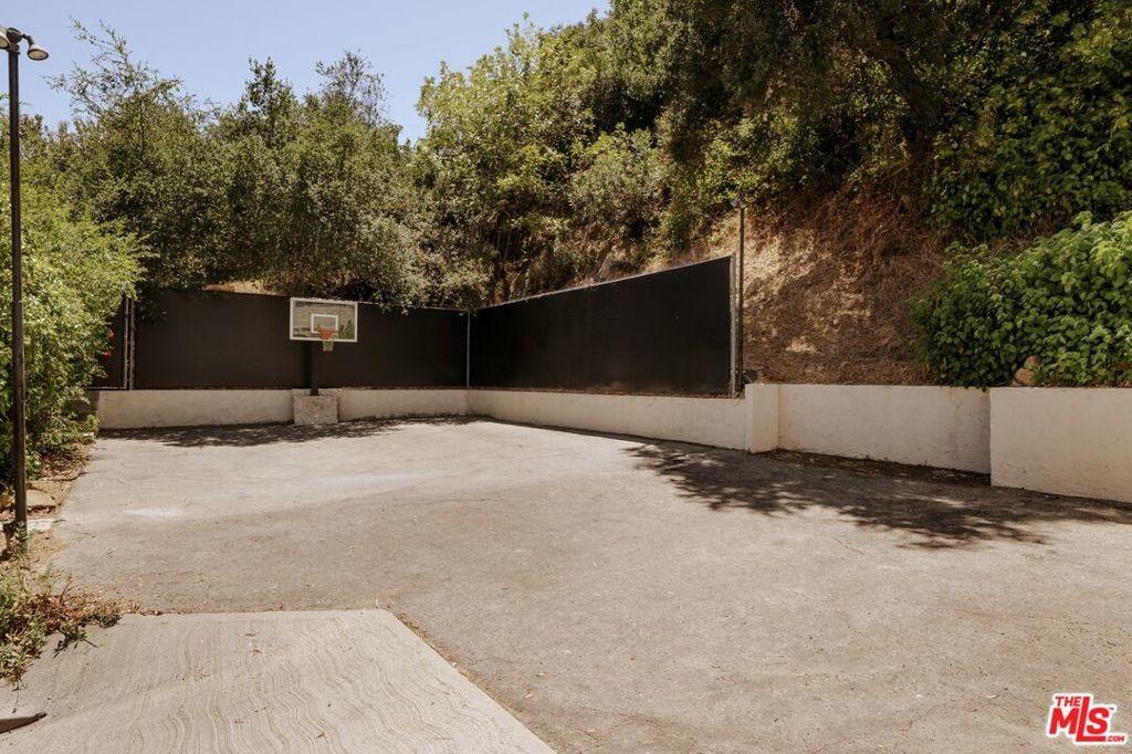 Passmore Dr, Los Angeles, CA 90068