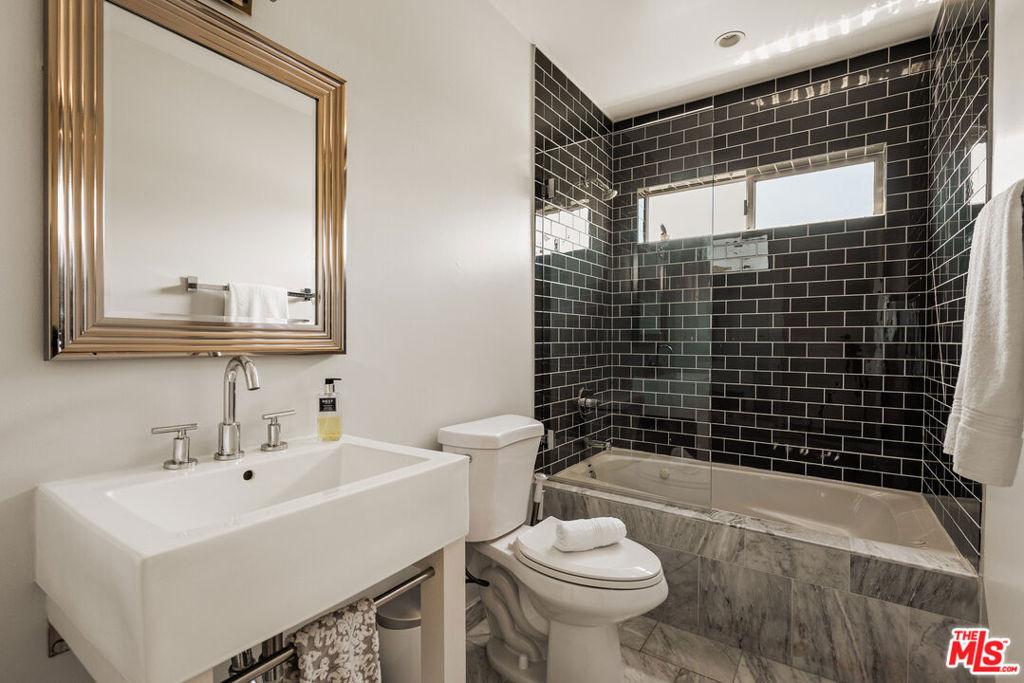 Walsh Ave, Los Angeles, CA 90066