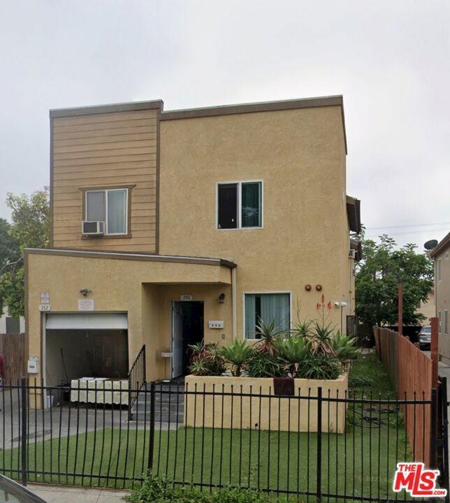 E 105th St, Los Angeles, CA 90003