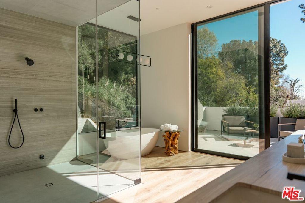 Roscomare Rd, Los Angeles, CA 90077