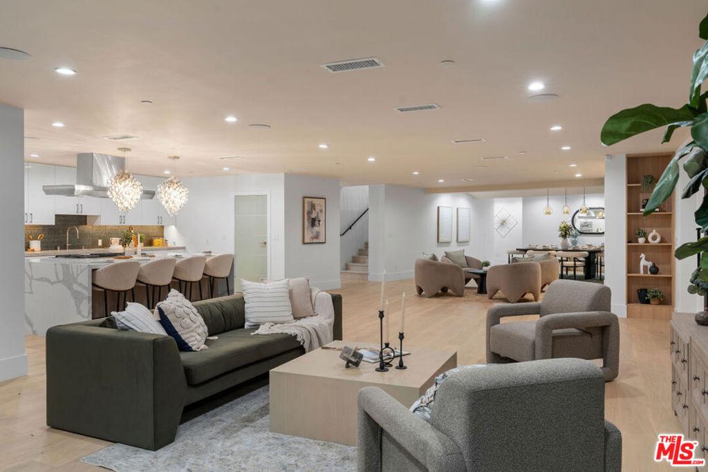 Nichols Canyon Rd, Los Angeles, CA 90046