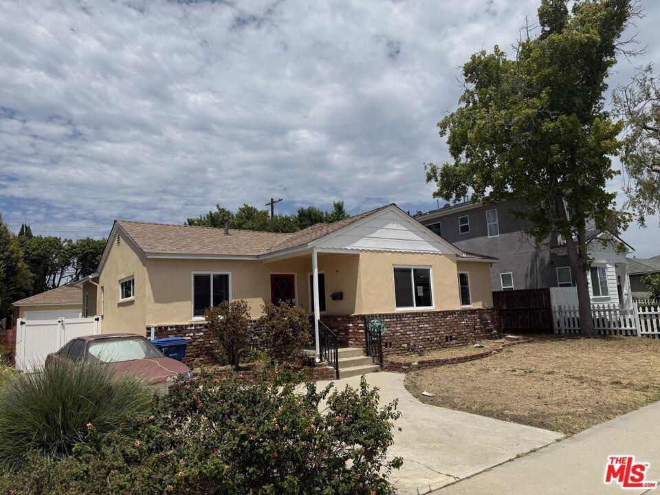 W 82nd St, Los Angeles, CA 90045