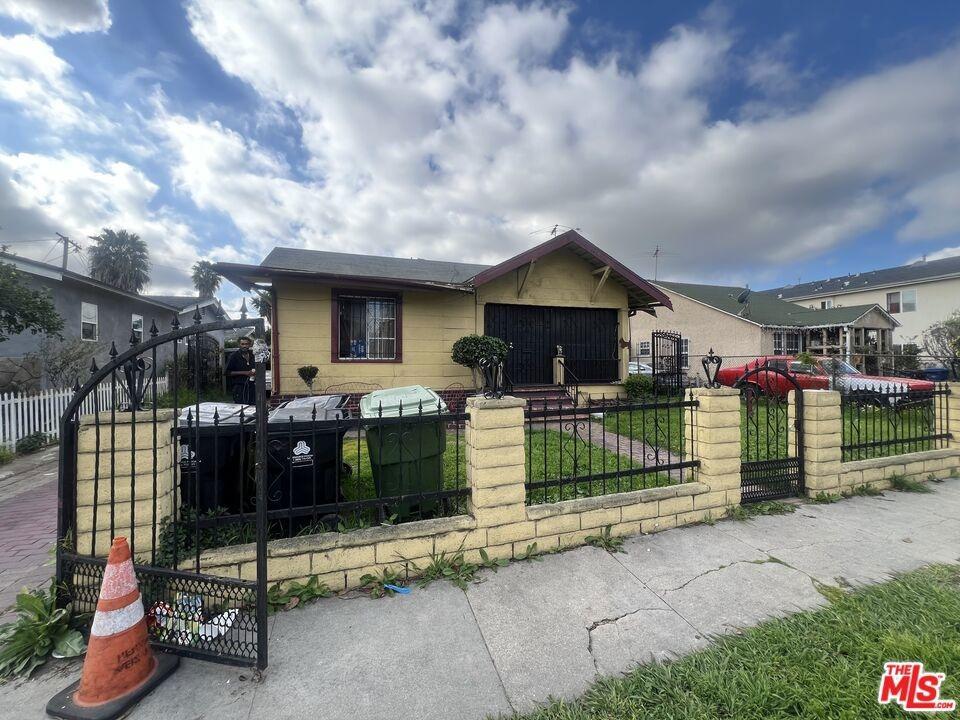 W 85th St, Los Angeles, CA 90003