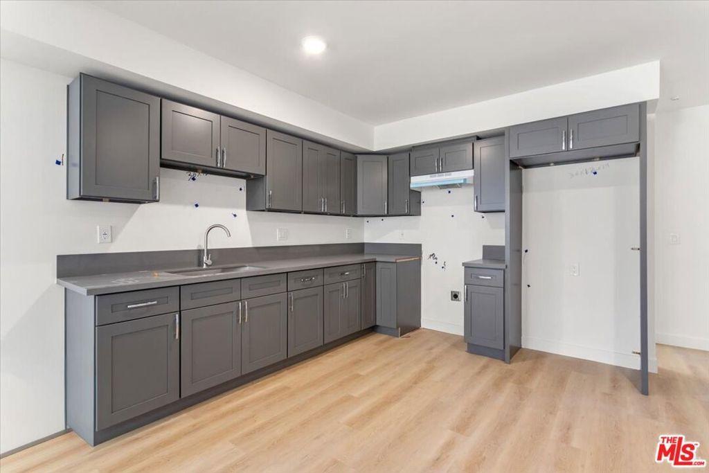 W 80th St, Los Angeles, CA 90044