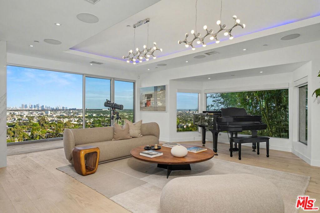 Fareholm Dr, Los Angeles, CA 90046