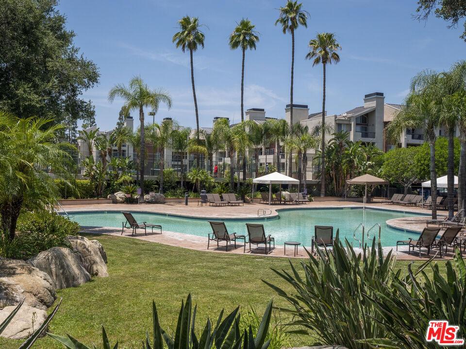 Canoga Ave, Woodland Hills, CA 91367