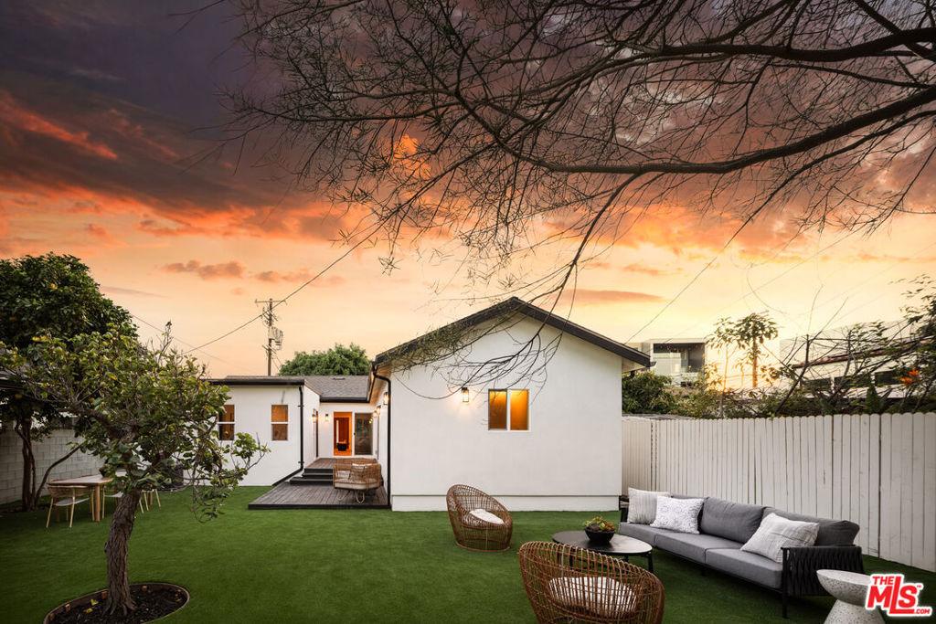 Redwood Ave, Los Angeles, CA 90066