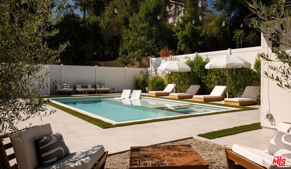 Avenue San Luis, Woodland Hills, CA 91364