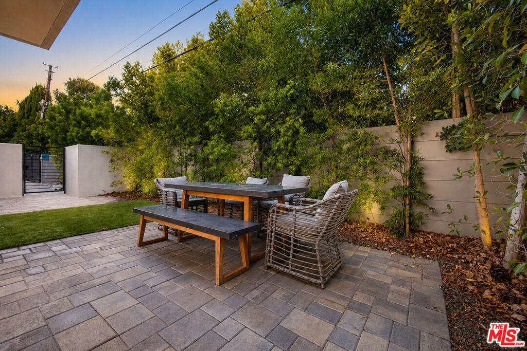 Colfax Meadow Ln, Studio City, CA 91604