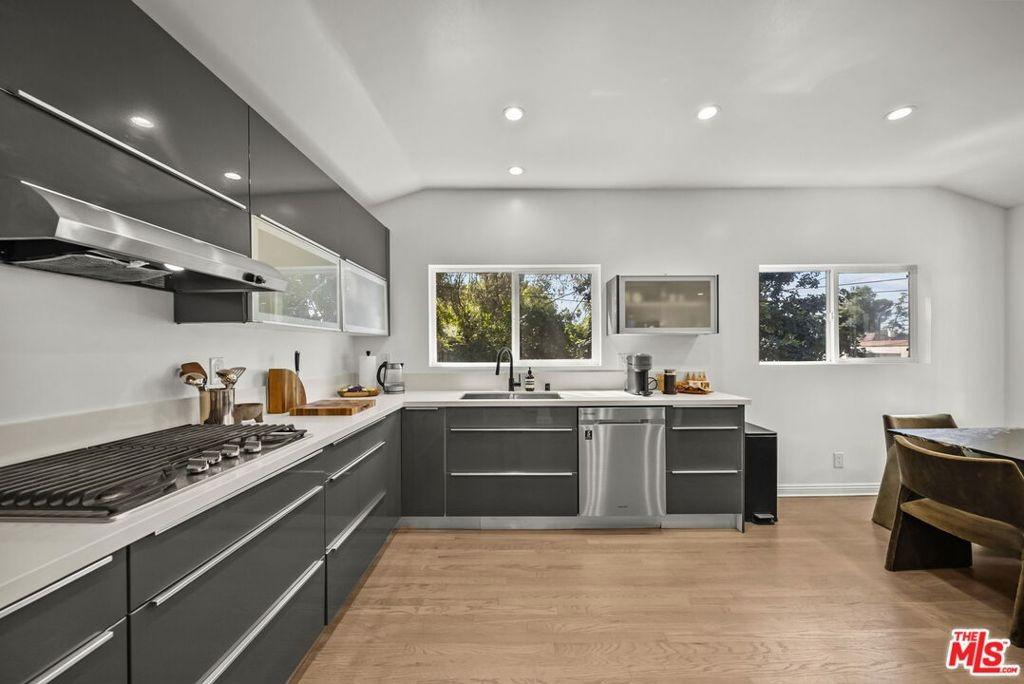 Ivarene Ave, Los Angeles, CA 90068
