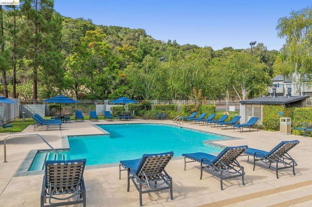 Canyon Oaks Dr, Oakland, CA 94605
