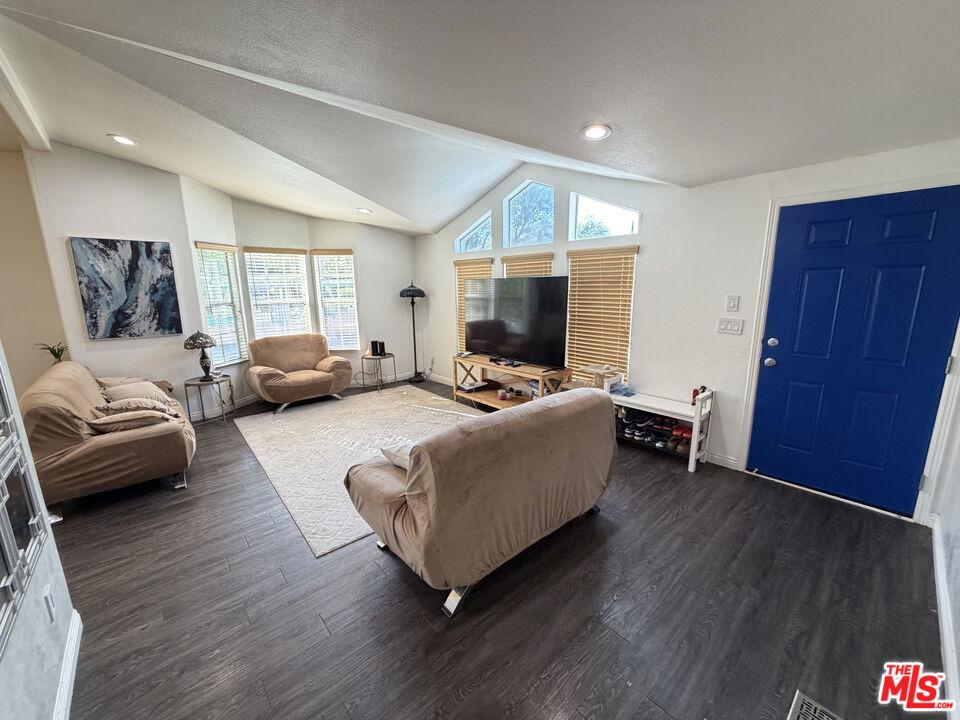 Topanga Canyon Blvd, Woodland Hills, CA 91364