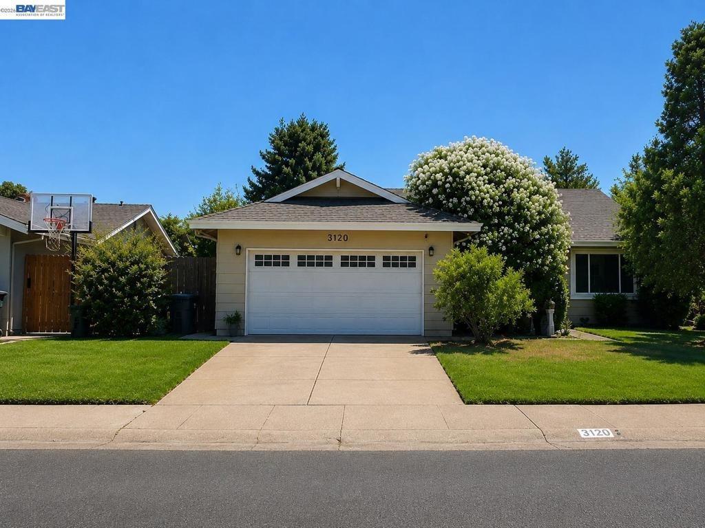 Ozzie Ct, Carmichael, CA 95608