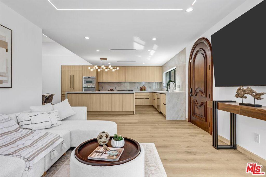 Biona Dr, Los Angeles, CA 90066