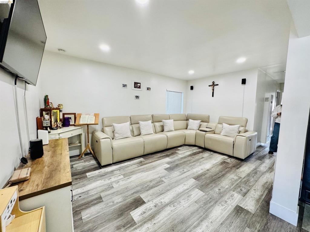 Douglas Ave, Oakland, CA 94603