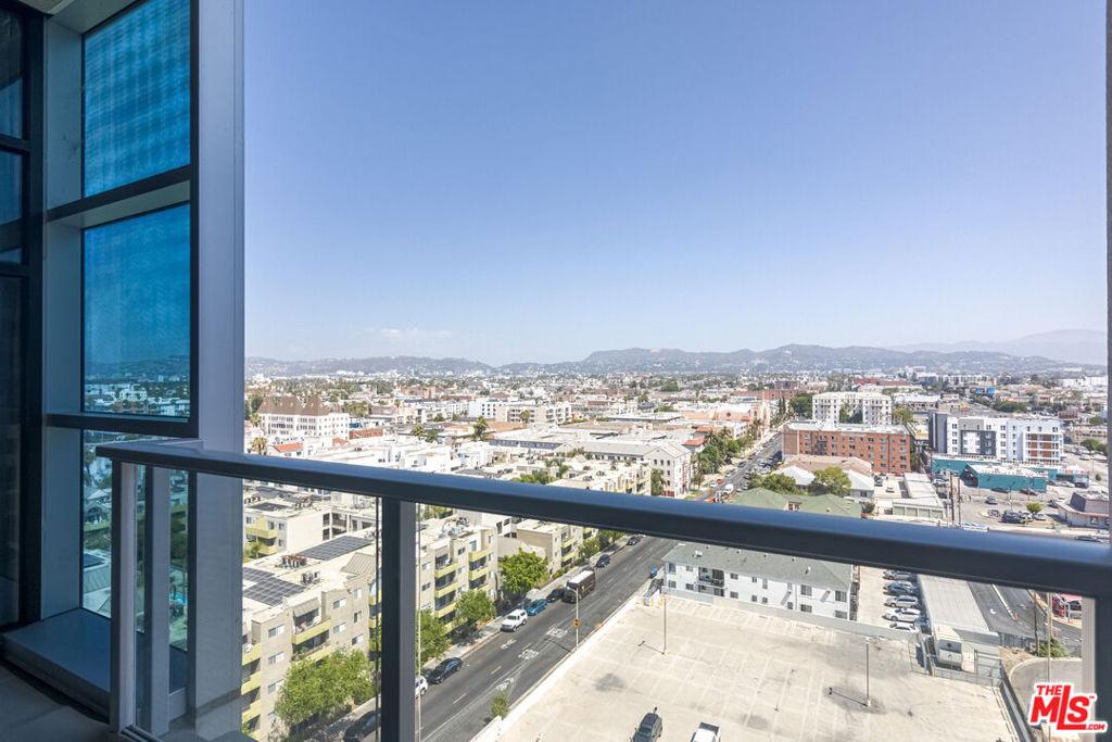 W 6th St, Los Angeles, CA 90020