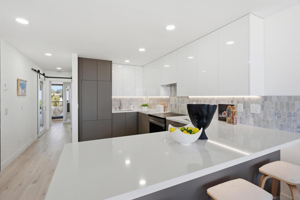 Del Mar Shores Ter, Solana Beach, CA 92075