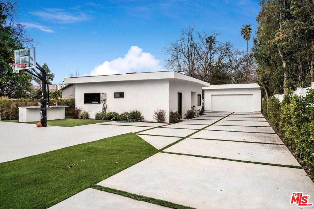 Dolorosa St, Woodland Hills, CA 91367