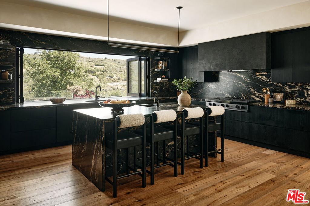 Banyan Dr, Los Angeles, CA 90049