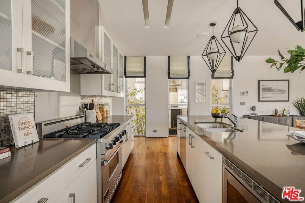 Brooks Ave, Venice, CA 90291