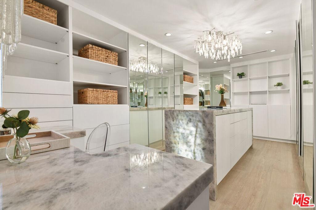 Bergamo Dr, Encino, CA 91436