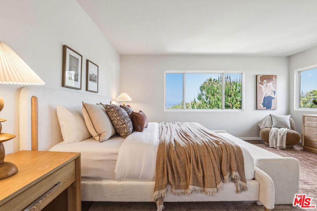 Ivanhoe Dr, Los Angeles, CA 90039