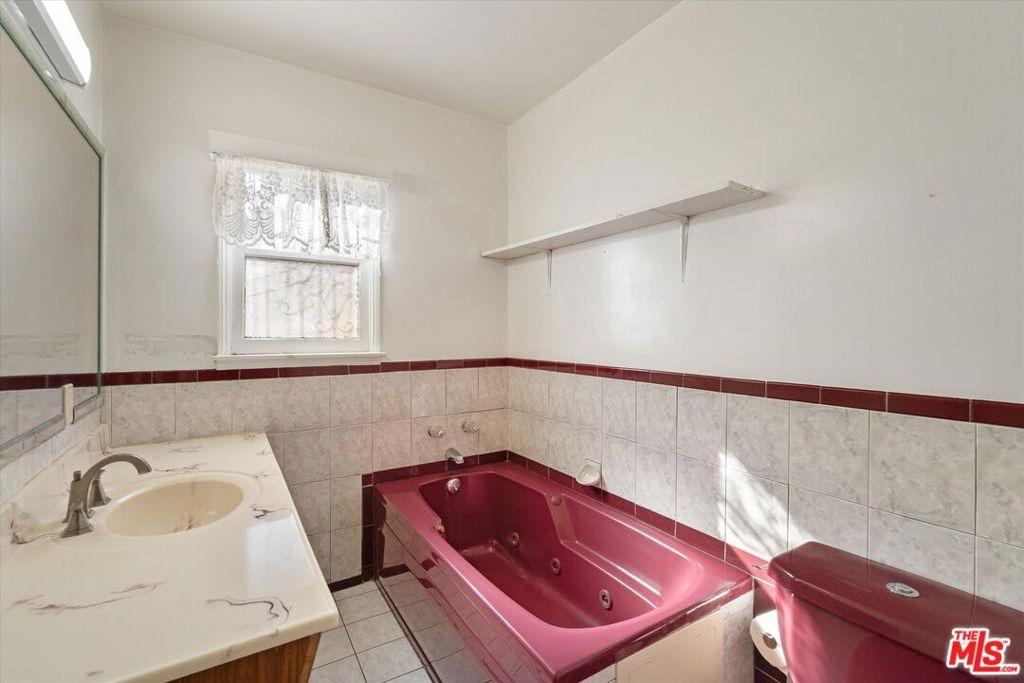 W 112th St, Los Angeles, CA 90047