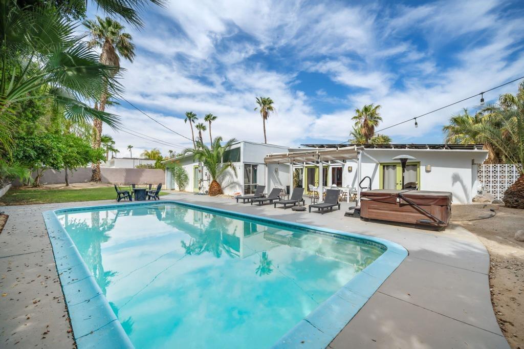 E Wyman Dr, Palm Springs, CA 92262